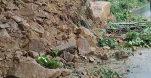 বাঘাইছড়ি – দীঘিনালা রাস্তায় পাহাড় ধসে যানচলাচলে বিগ্ন