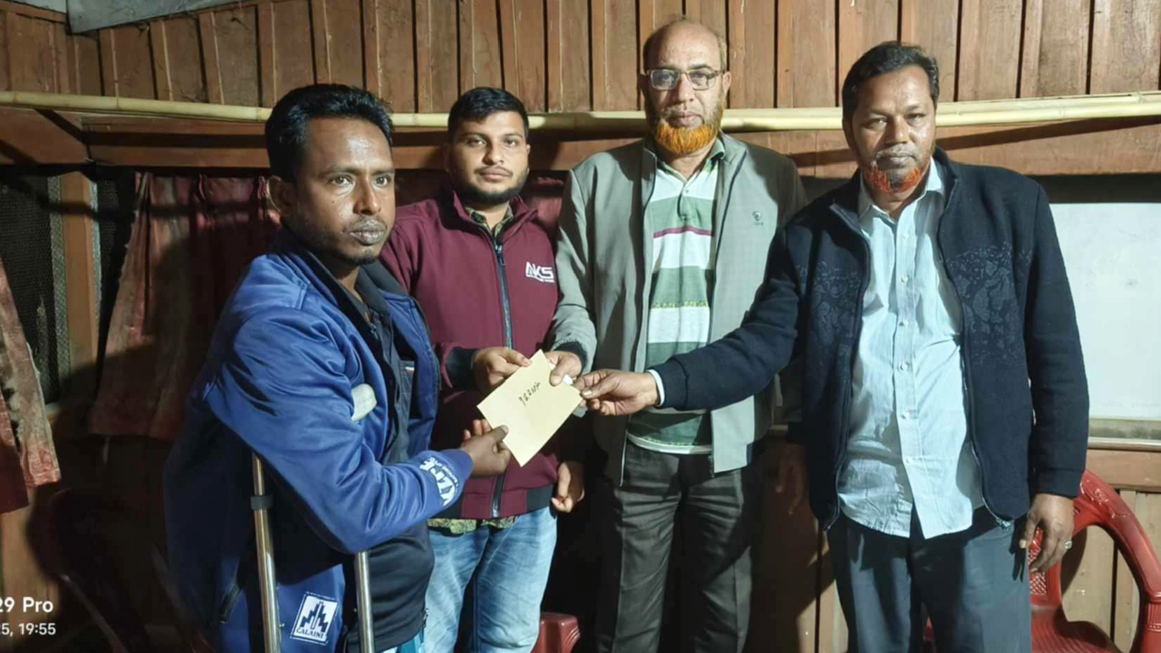ট্রাক্টর চালক মুকবুল হোসেন এর কৃত্রিম পা সংযোজনের জন্য ৭৫ হাজার টাকা সহায়তা প্রদান