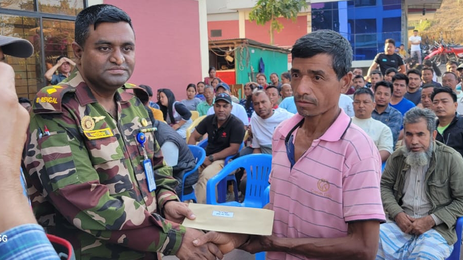 সাজেকে অগ্নিকাণ্ডে ক্ষতিগ্রস্ত পরিবারের মাঝে বাঘাইহাট জোনের আর্থিক সহায়তা প্রদান