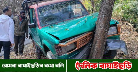 সাজেক যাওয়ার পথে নিয়ন্ত্রণ হারিয়ে গাছে ধাক্কা তিন পর্যটক আহত