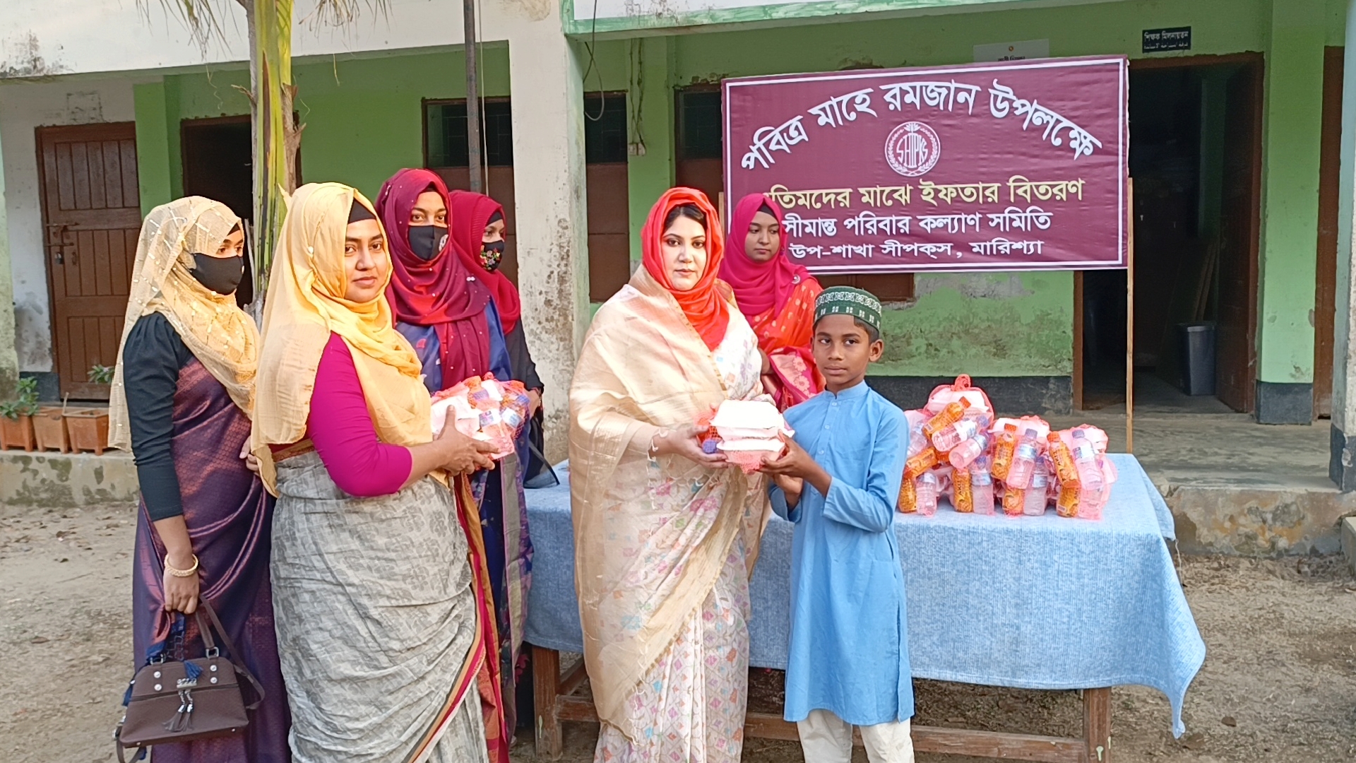 এতিমদের মাঝে ২৭ বিজিবির পরিবার কল্যাণ সমিতির ইফতার বিতরণ