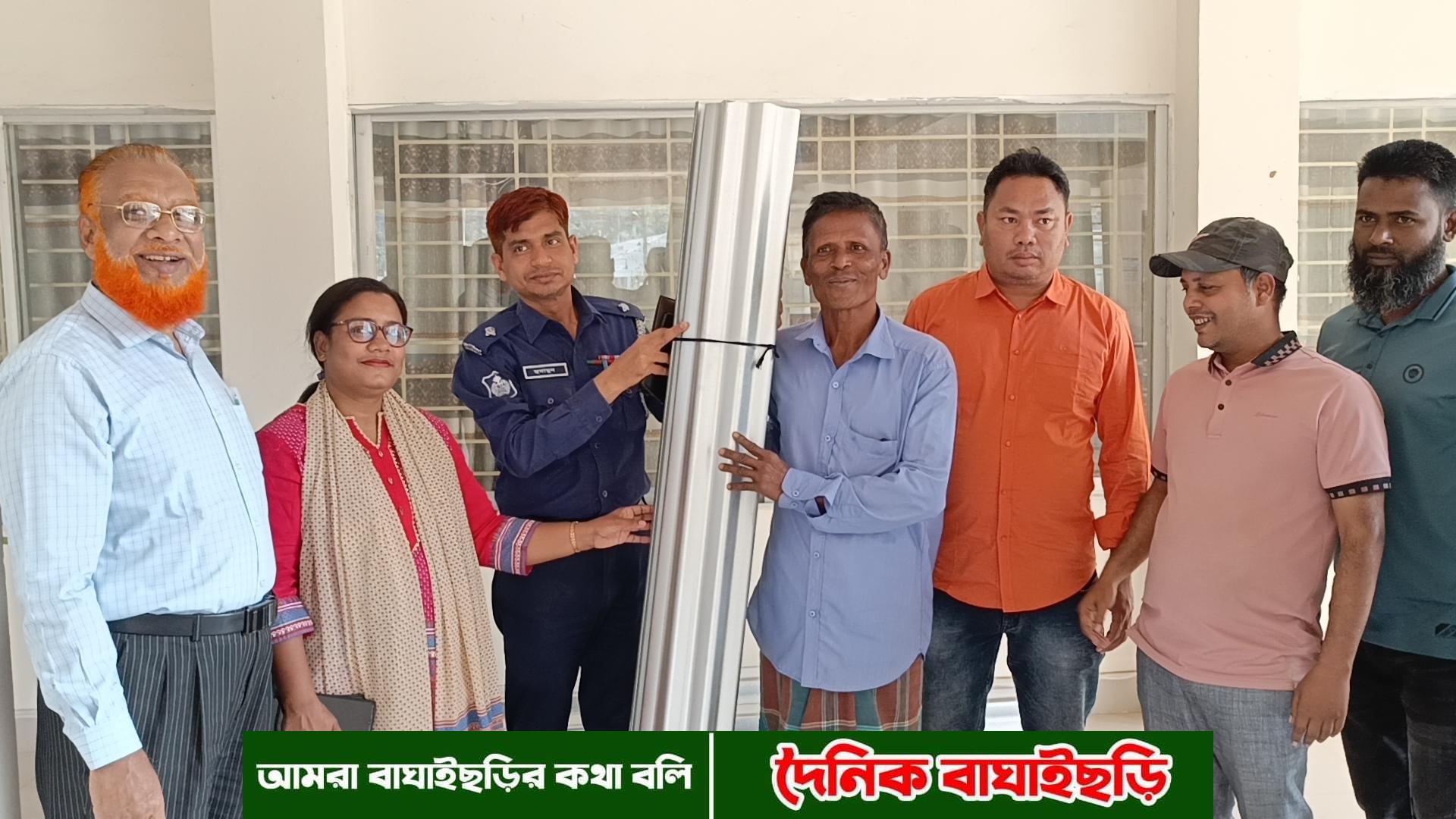 অগ্নিকান্ডে ক্ষতিগ্রস্তদের মাঝে উপজেলা প্রশাসনের ঢেউটিন বিতরণ