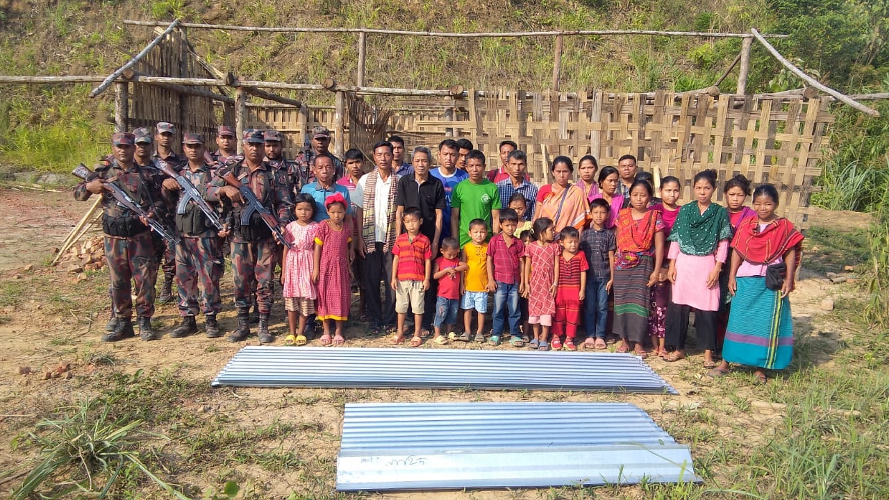 সাজেকের উদয়পুরে বিদ্যালয় নির্মাণে মারিশ্যা জোনের টিন প্রদান