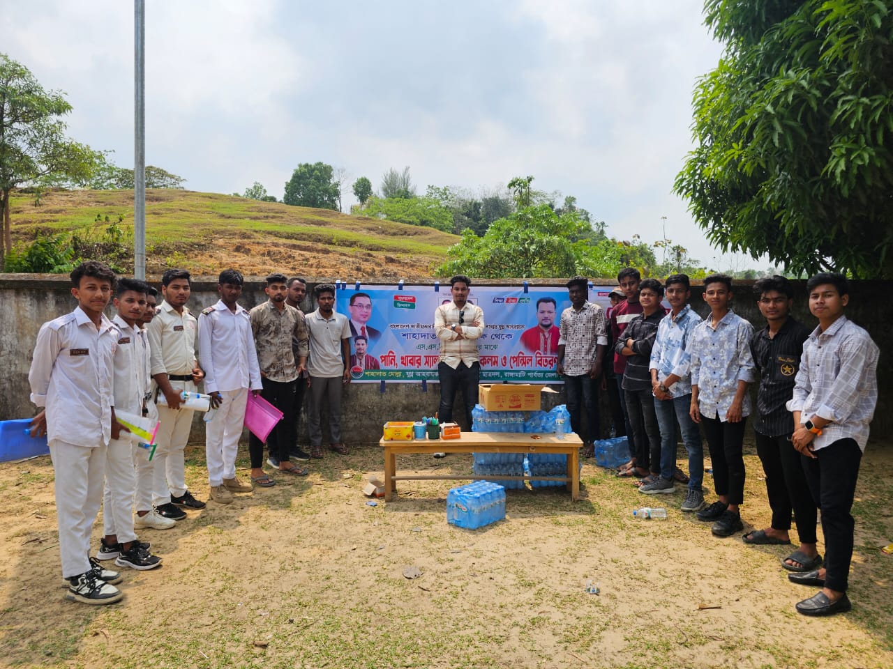 পৌর ছাত্রদলের যুগ্ম আহবায়ক শাহাদাত মোল্লার উদ্যোগে পরীক্ষা উপকরণ বিতরণ
