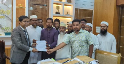 স্বতন্ত্র ইবতেদায়ী মাদ্রাসা শিক্ষক ঐক্যজোটের মানবন্ধন স্মারকলিপি প্রদান