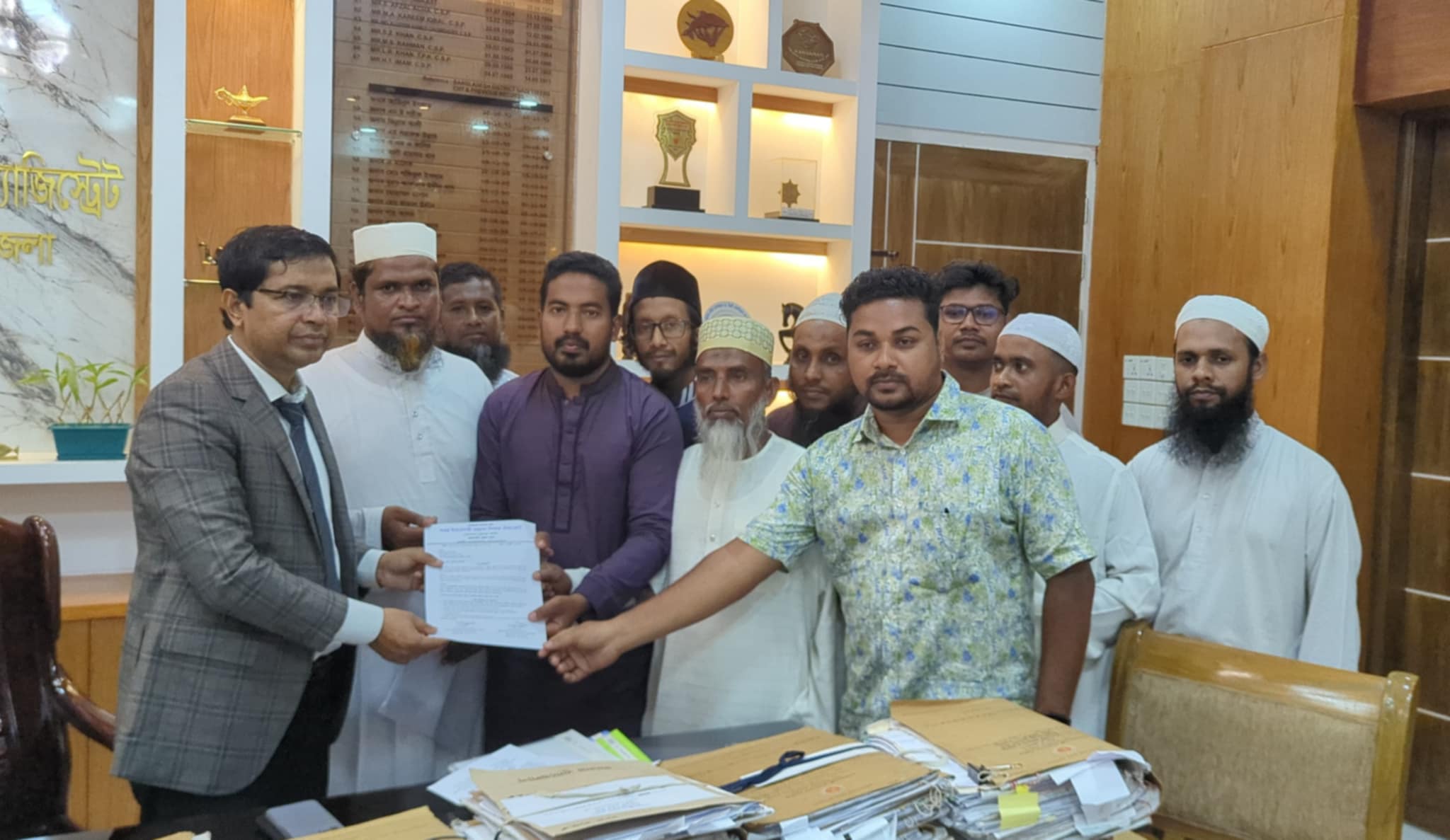 স্বতন্ত্র ইবতেদায়ী মাদ্রাসা শিক্ষক ঐক্যজোটের মানবন্ধন স্মারকলিপি প্রদান