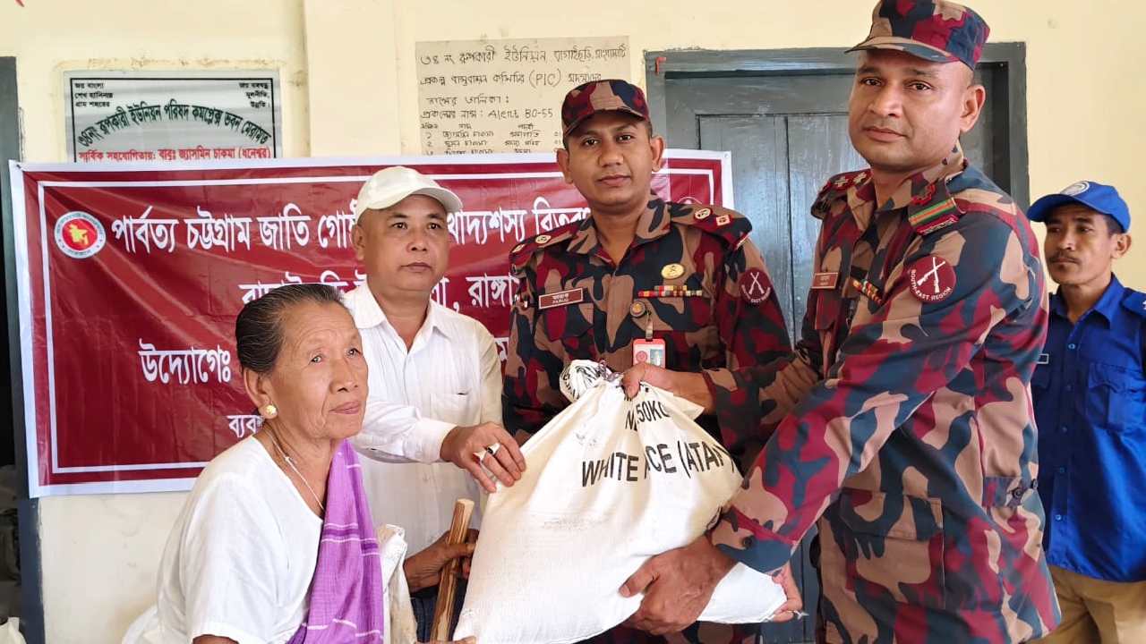 বাঘাইছড়িতে ২৫০০ পরিবারের মাঝে খাদ্যশস্য বিতরণ করেছে বিজিবি