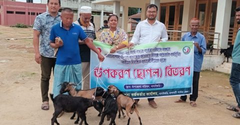জেলে পরিবারের মাঝে ছাগল বিতরণ