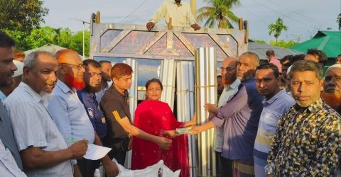 মুসলিম ব্লক বাজারে অগ্নিকাণ্ডে ক্ষতিগ্রস্ত পরিবারকে প্রশাসনের সহায়তা