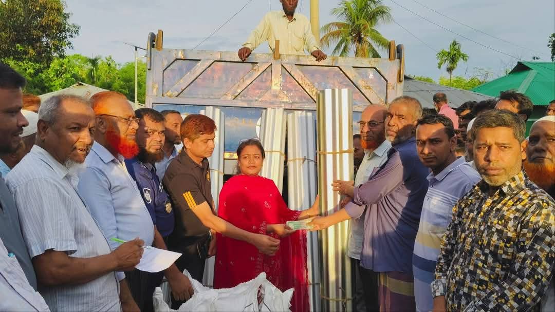 মুসলিম ব্লক বাজারে অগ্নিকাণ্ডে ক্ষতিগ্রস্ত পরিবারকে প্রশাসনের সহায়তা