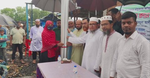 মুসলিমব্লক বাজারে অগ্নিকাণ্ডে ক্ষতিগ্রস্তদের মাঝে জামায়াতের সহায়তা প্রদান