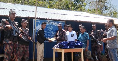 মাঝিপাড়ায় শিক্ষার্থীদের স্কুল ড্রেস প্রদানে ২৭ বিজিবির আর্থিক সহায়তা