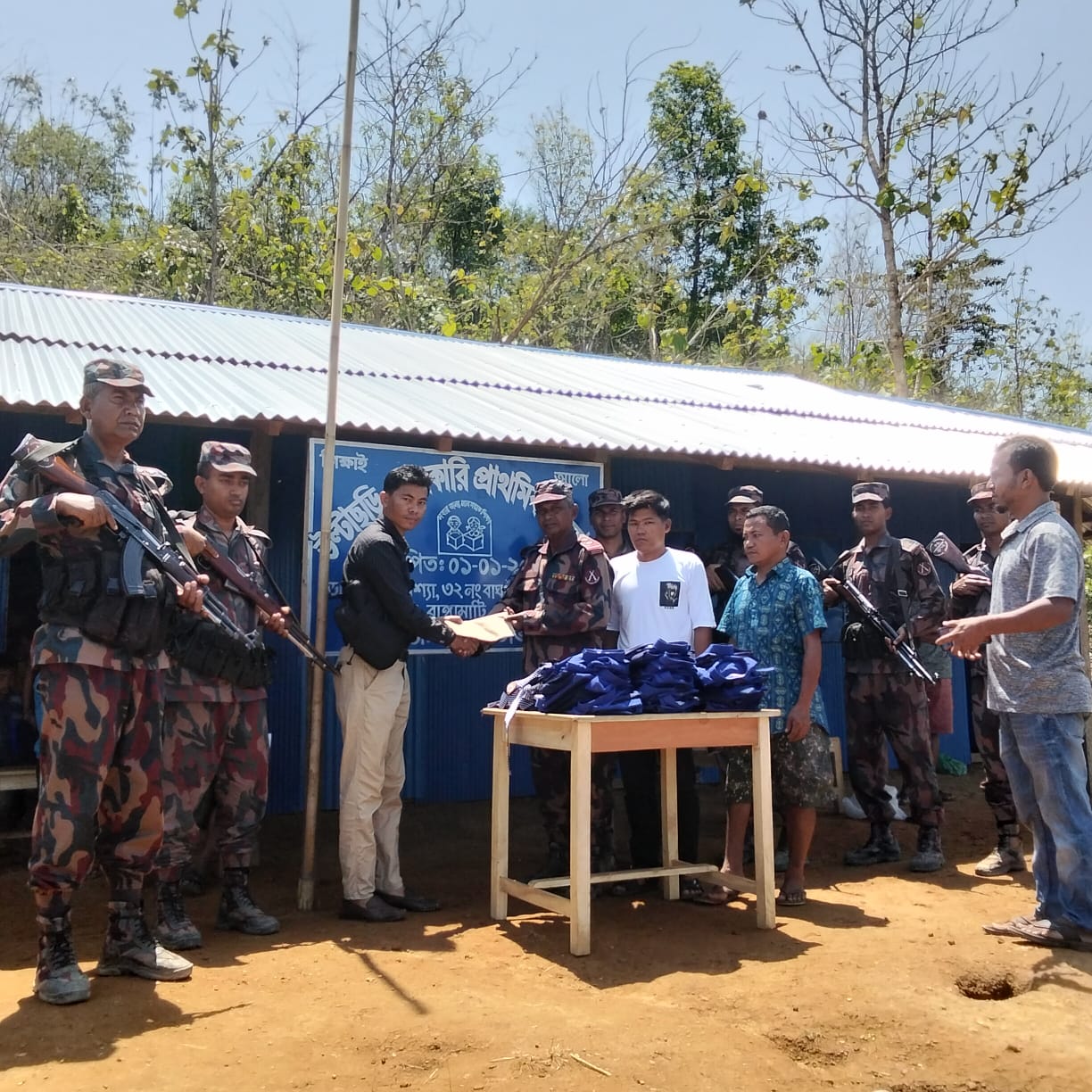 মাঝিপাড়ায় শিক্ষার্থীদের স্কুল ড্রেস প্রদানে ২৭ বিজিবির আর্থিক সহায়তা