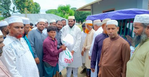 মুসলিম ব্লকে অগ্নিকাণ্ডে ক্ষতিগ্রস্তদের মাঝে রহমত উল্লাহ খাঁজা’র উপহার প্রদান