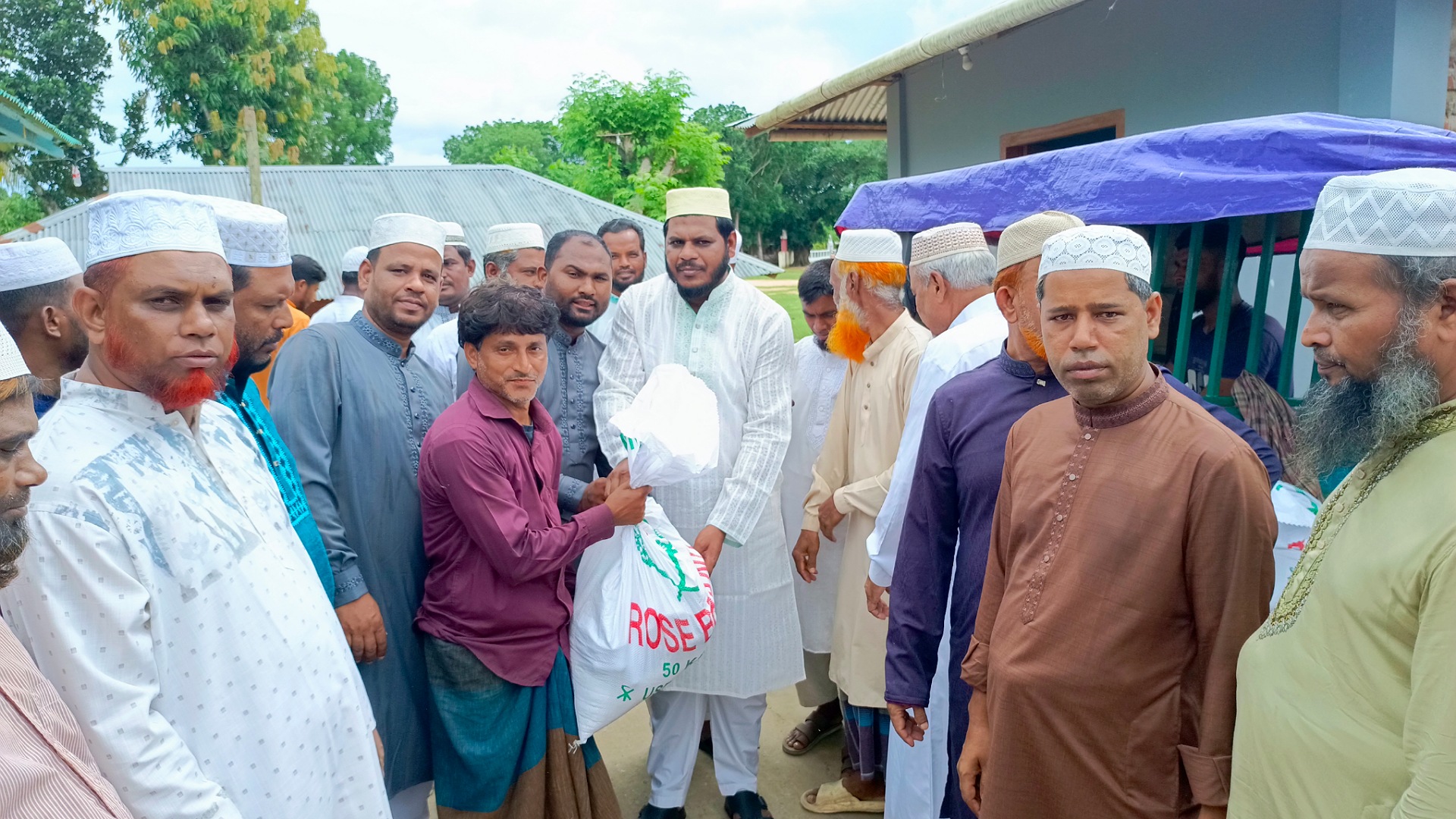 মুসলিম ব্লকে অগ্নিকাণ্ডে ক্ষতিগ্রস্তদের মাঝে রহমত উল্লাহ খাঁজা’র উপহার প্রদান