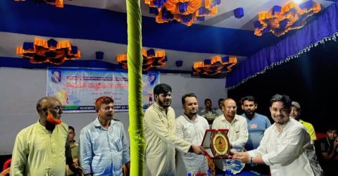 মধ্যম পাড়া আদর্শ যুব সংঘের খেলোয়াড়দের সংবর্ধনা প্রদান