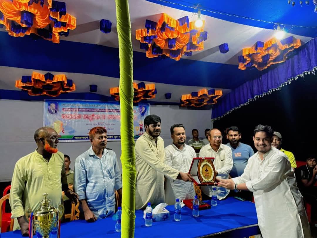 মধ্যম পাড়া আদর্শ যুব সংঘের খেলোয়াড়দের সংবর্ধনা প্রদান