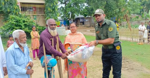 বাঘাইছড়িতে বন্যার্তদের মাঝে উপজেলা প্রশাসনের ত্রাণ সহায়তা