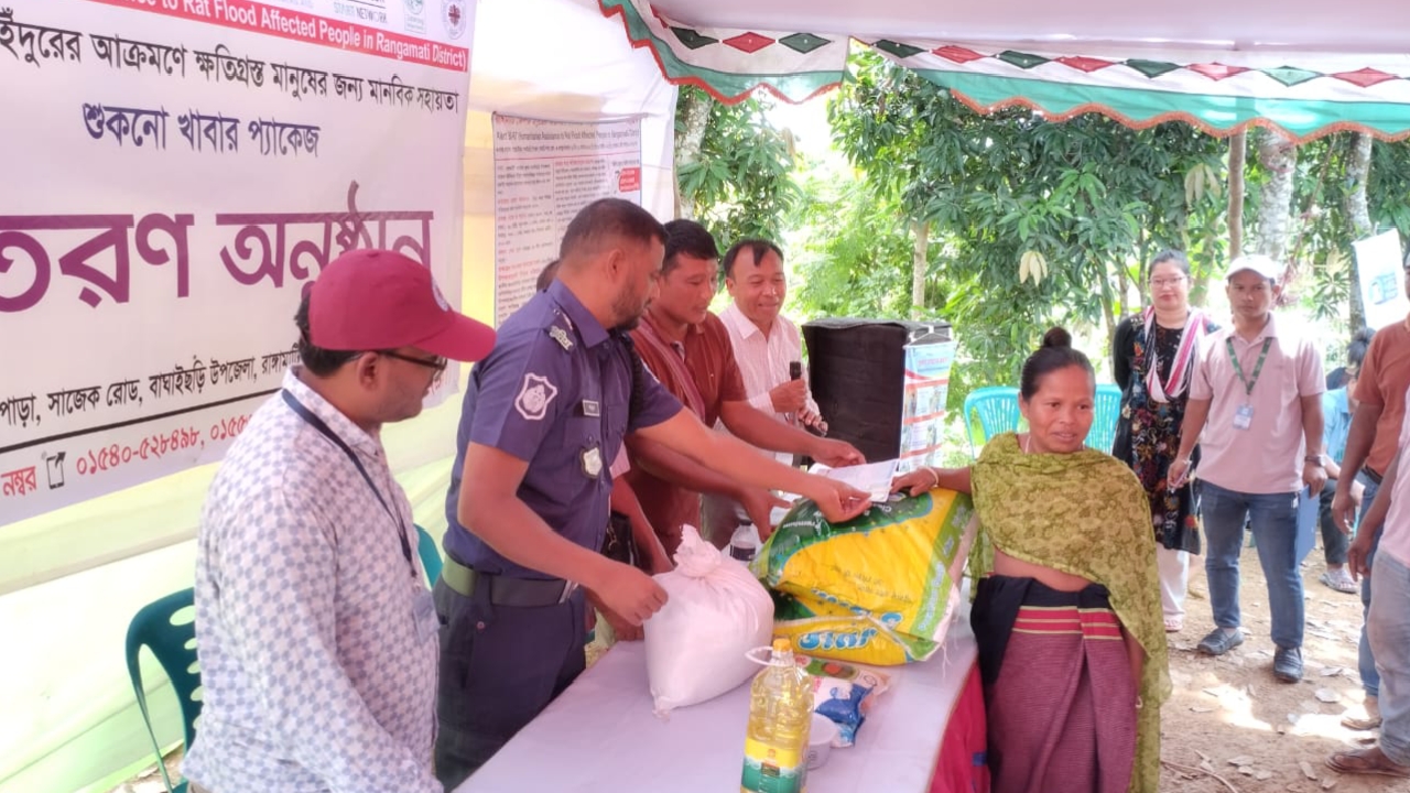 সাজেকে ইঁদুর বন্যায় ক্ষতিগ্রস্ত পরিবারের মাঝে জরুরী খাদ্য সহায়তা প্রদান