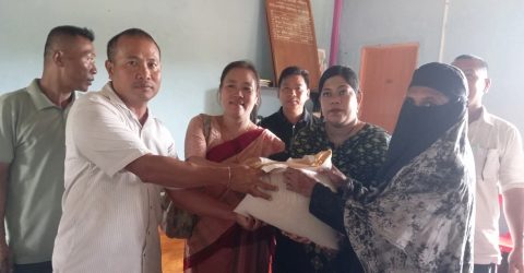 খেদারমারাতে বন্যার্ত পরিবারের মাঝে উপজেলা প্রশাসনের ত্রাণ বিতরণ