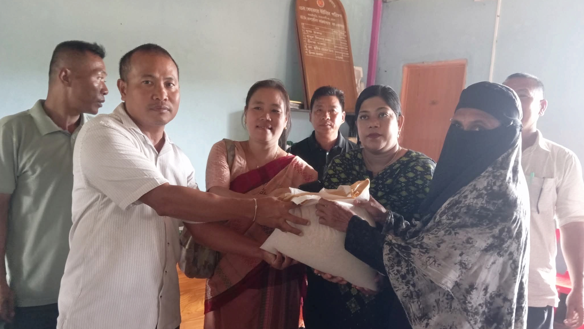 খেদারমারাতে বন্যার্ত পরিবারের মাঝে উপজেলা প্রশাসনের ত্রাণ বিতরণ