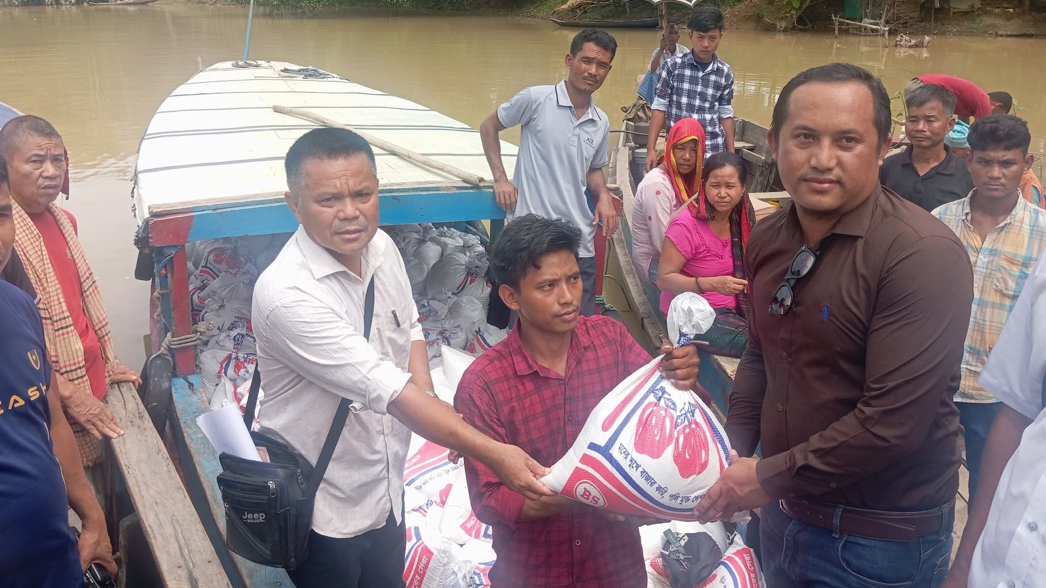 সারোয়াতলীতে বন্যার্ত পরিবারের মাঝে ত্রাণ বিতরণ