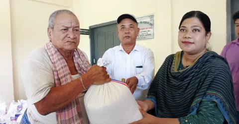 রূপকারীতে বন্যার্ত পরিবারের মাঝে ত্রাণ বিতরণ
