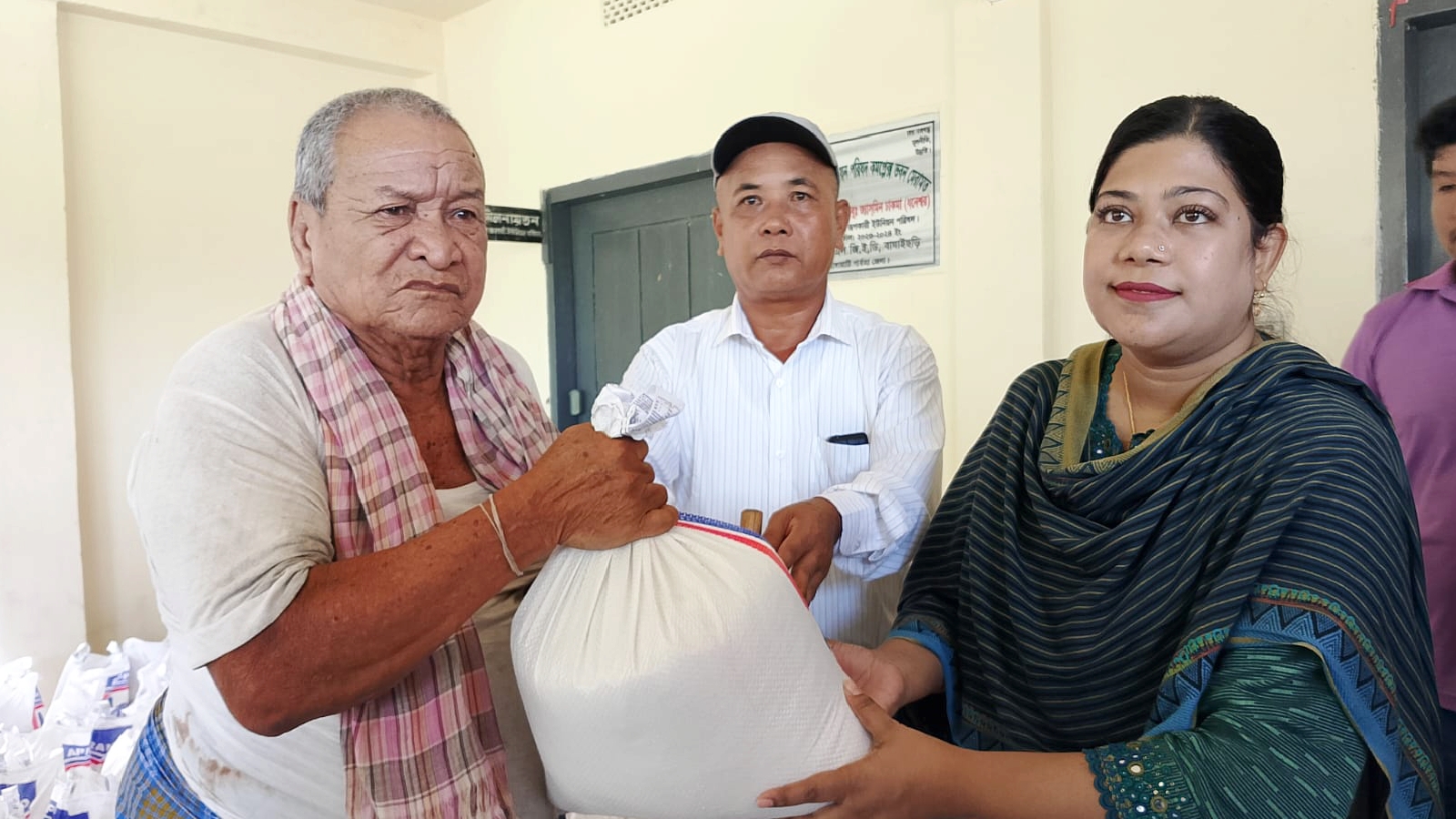 রূপকারীতে বন্যার্ত পরিবারের মাঝে ত্রাণ বিতরণ