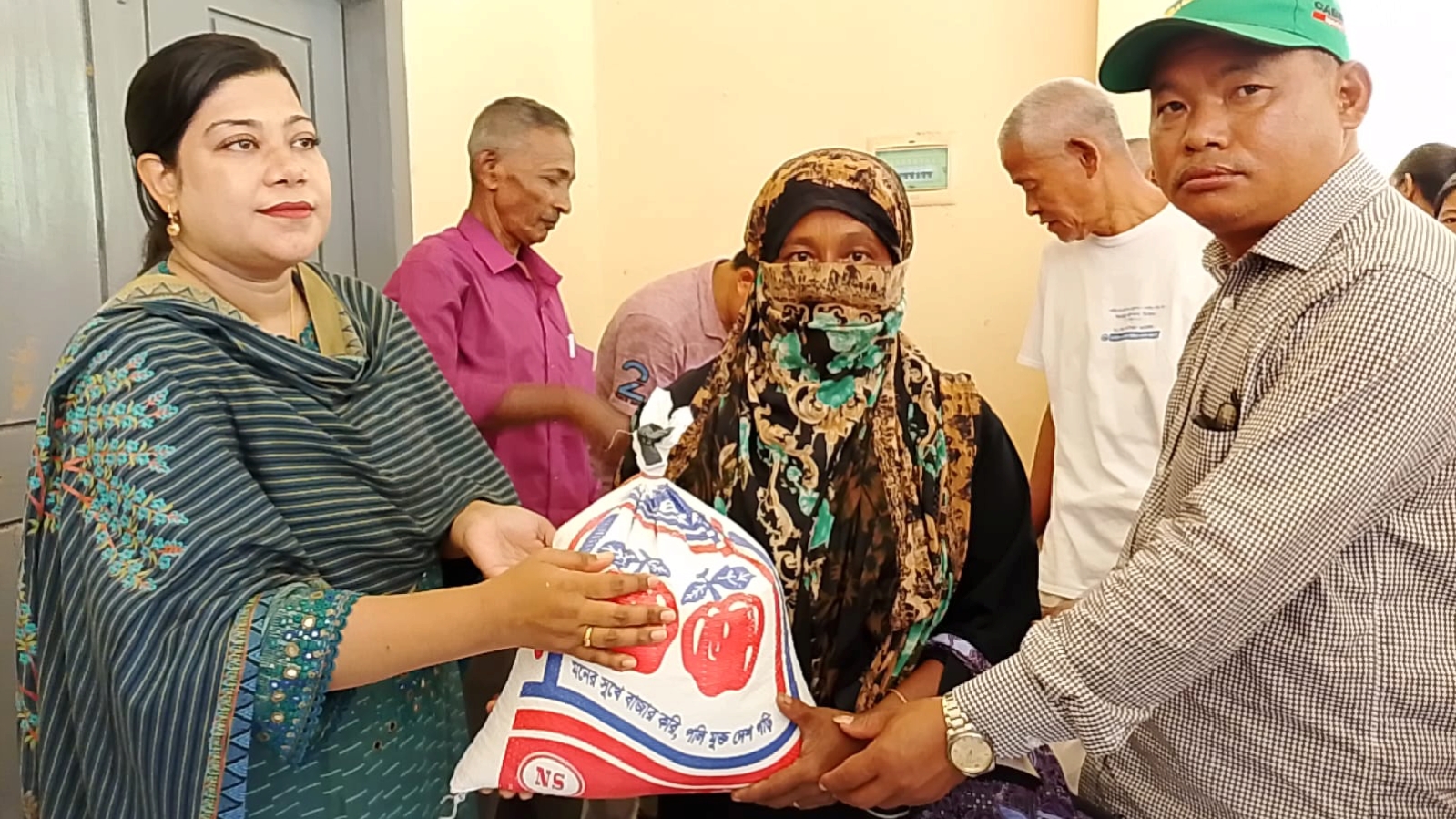 বাঘাইছড়ি ইউনিয়নে বন্যার্ত পরিবারের মাঝে ত্রাণ বিতরণ