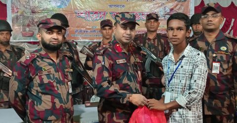 শারদীয় দুর্গোৎসব উপলক্ষে ২৭ বিজিবির নগদ অর্থ ও বস্ত্র উপহার