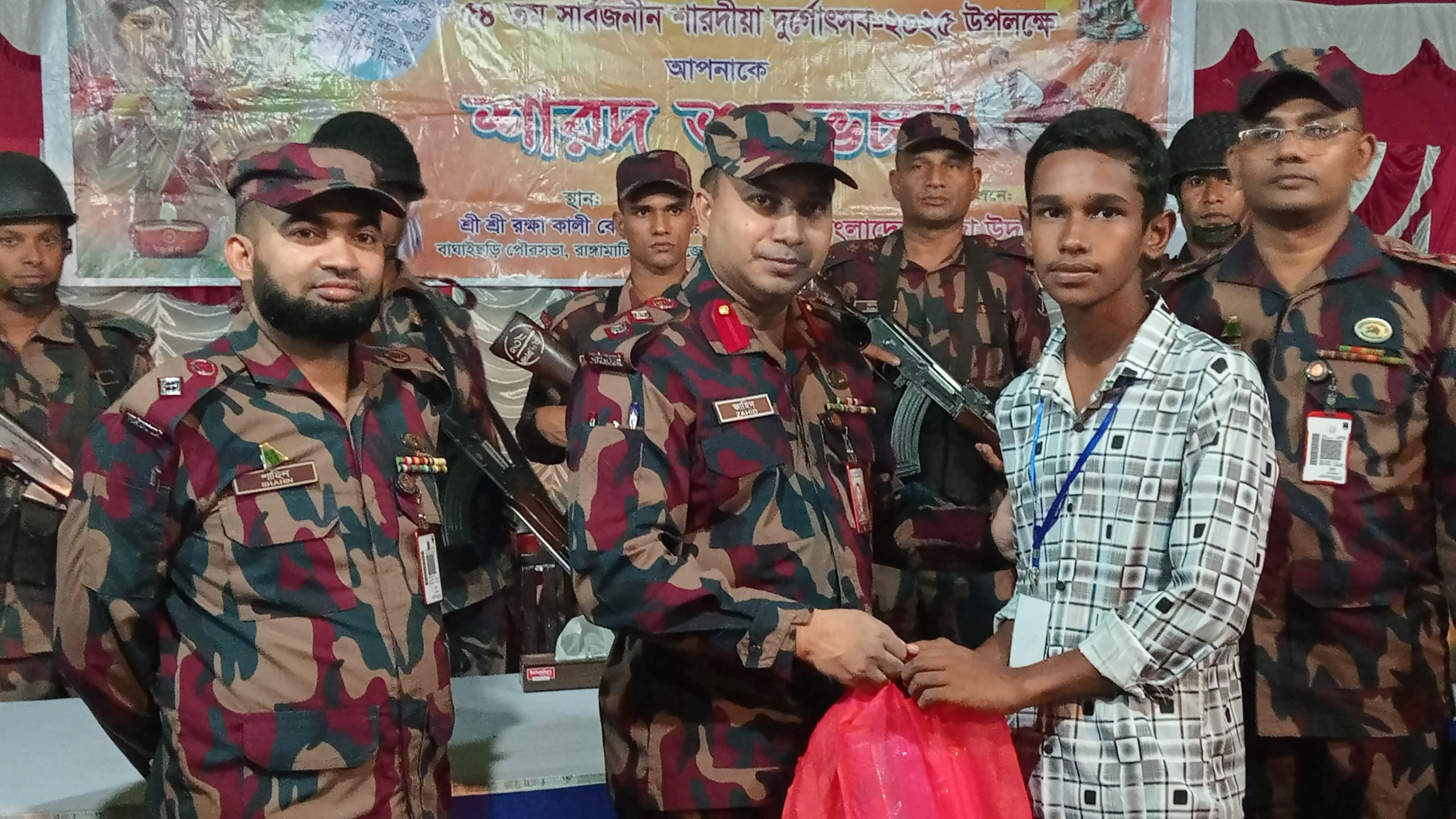 শারদীয় দুর্গোৎসব উপলক্ষে ২৭ বিজিবির নগদ অর্থ ও বস্ত্র উপহার