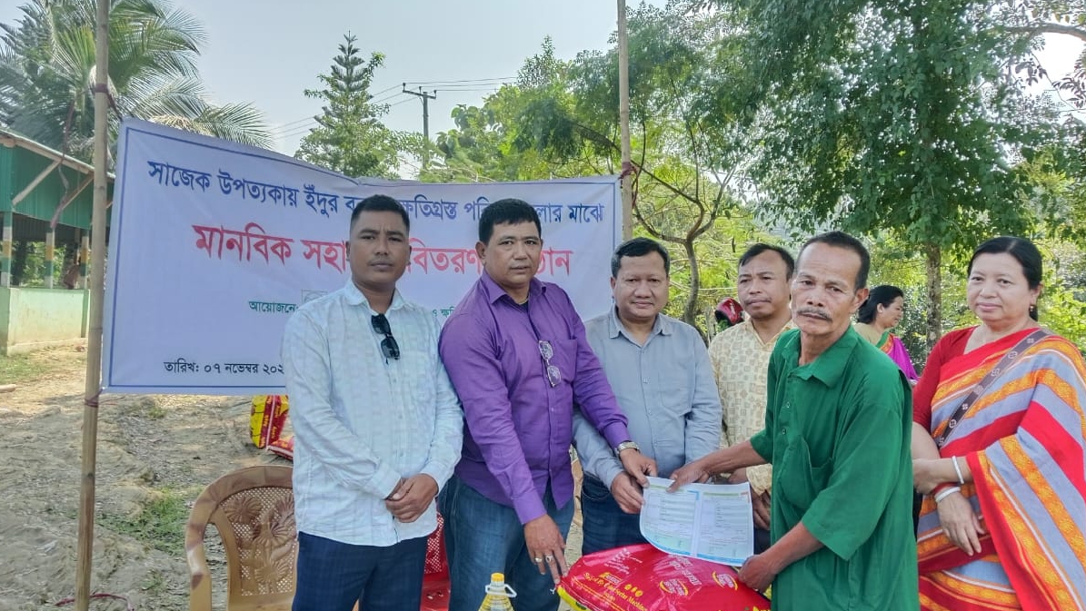 সাজেকে ইঁদুর বন্যায় ক্ষতিগ্রস্ত পরিবারের মাঝে মানবিক সহায়তা বিতরণ