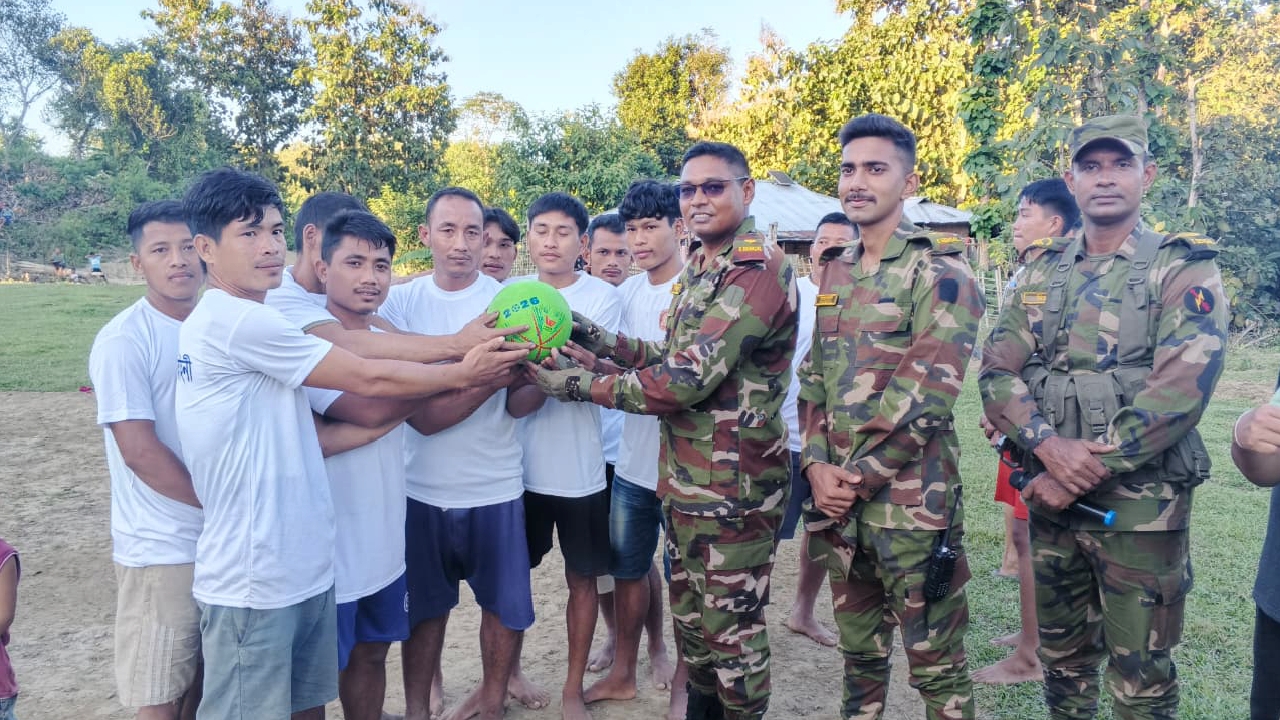 পাহাড়ি তরুণদের জন্য সেনাবাহিনীর ক্রীড়া উপহার—ভূয়াছড়িতে বন্ধুত্বপূর্ণ ফুটবল
