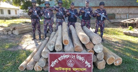 ২৭ বিজিবির অভিযানে পরিত্যক্ত অবস্থায় অবৈধ সেগুন কাঠ জব্দ