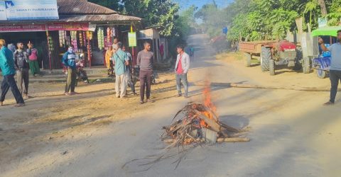 শিক্ষক নিয়োগে কোটা বিতর্ক: বাঘাইছড়িতে হরতালের সমর্থনে জনতার অবস্থান