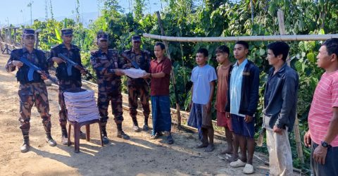 সাজেকের দুর্গম পাহাড়ে শীতার্থদের মাঝে শীতবস্ত্র বিতরণ করলো ৫৪ বিজিবি