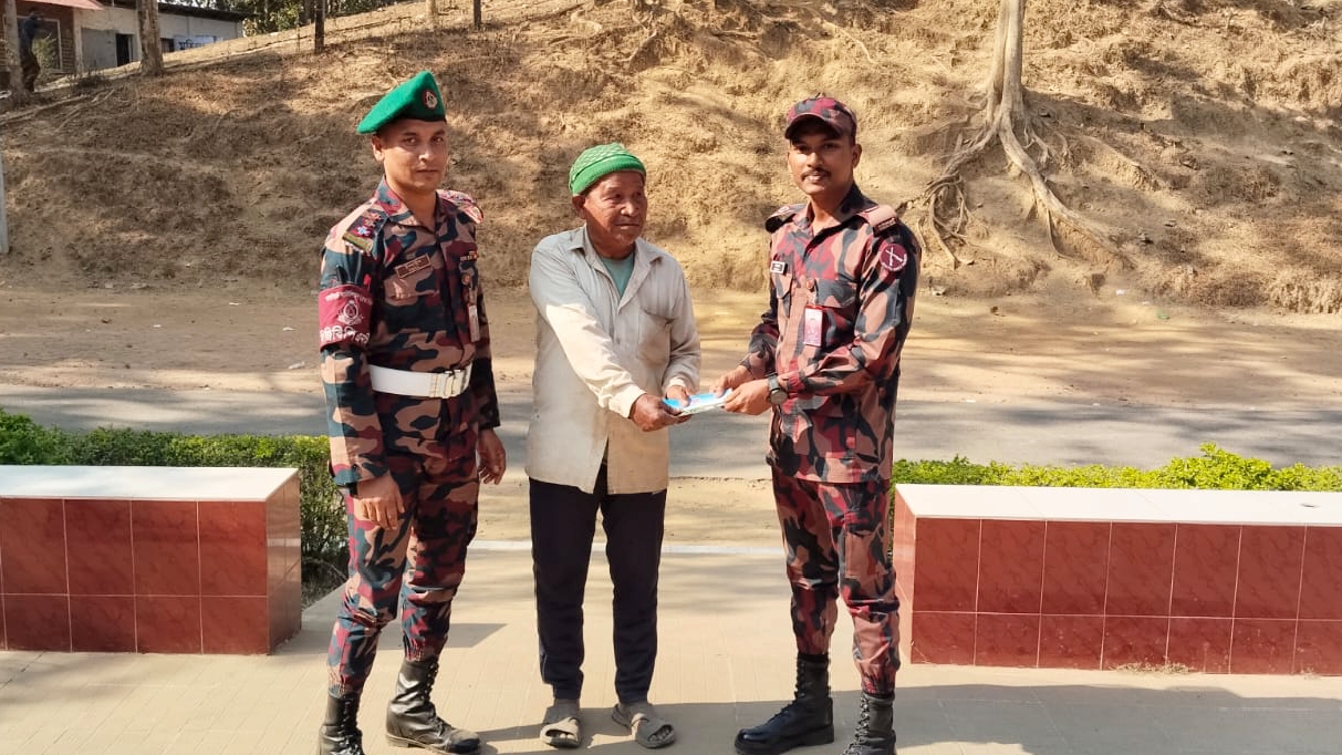 দুর্গম পাহাড়ে বসবাসরত অসহায় ব্যক্তিকে চিকিৎসা সহায়তা দিল ৫৪ বিজিবি