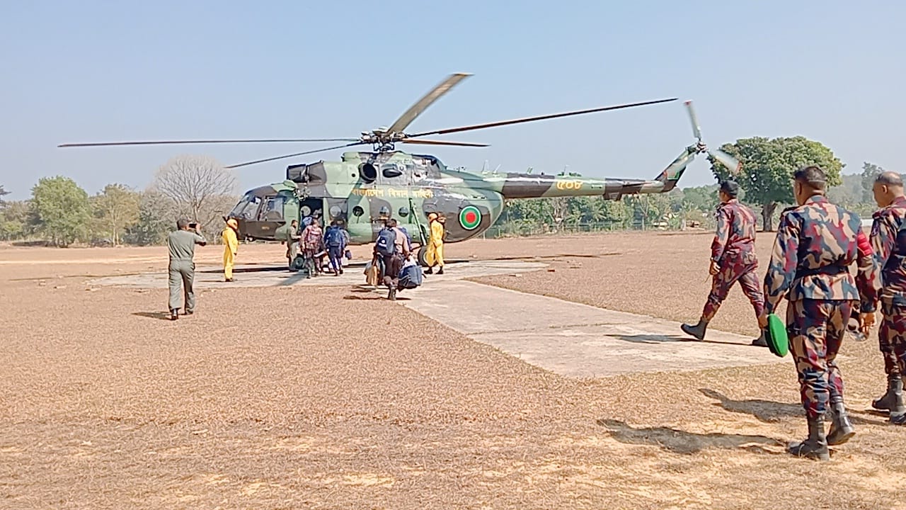 হেলিকপ্টারে বাঘাইছড়ির দুর্গম ৬ কেন্দ্রে পাঠানো হচ্ছে ভোটের সরঞ্জাম ও কর্মকর্তাদের