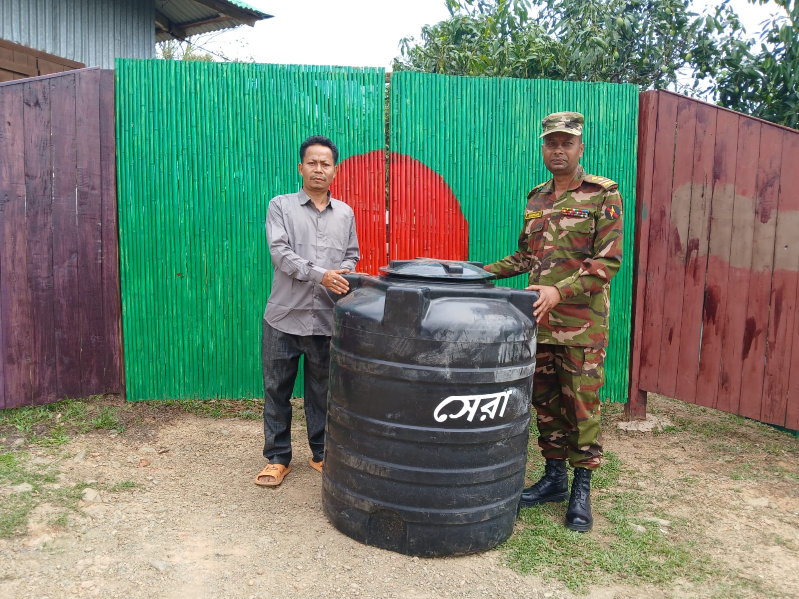 সাজেকের দুর্গম পাহাড়ি এলাকায় সেনাবাহিনীর পানির ট্যাংকি বিতরণ