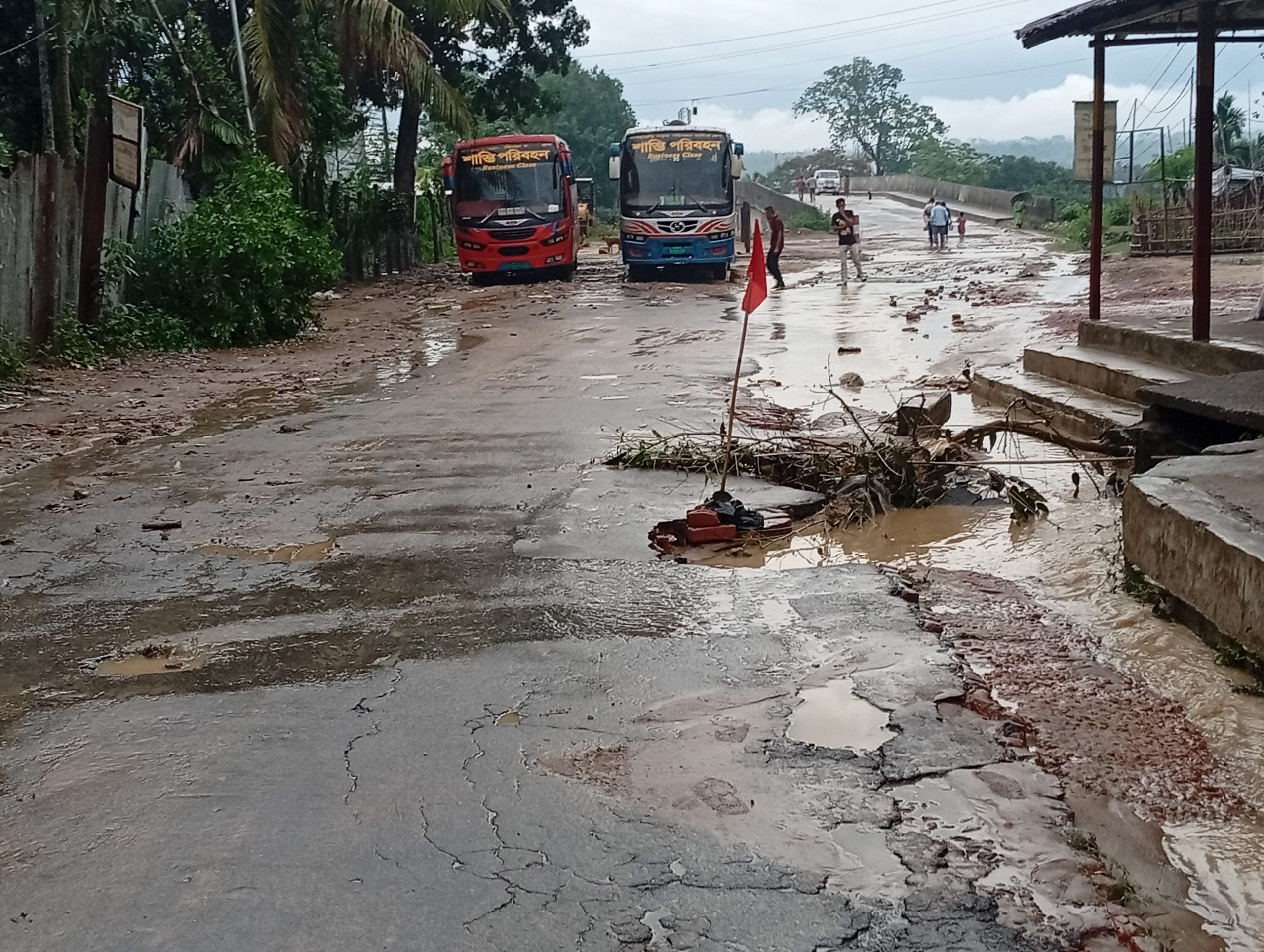টানা বৃষ্টিতে ভাঙছে বাঘাইছড়ি-দীঘিনালা সড়ক, ঝুঁকিতে যান চলাচল