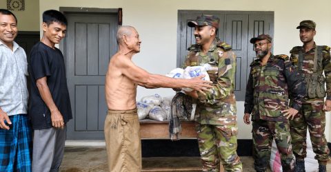 বন্যাকবলিত দুই শতাধিক পরিবারকে সেনাবাহিনীর জরুরি খাদ্য সহায়তা