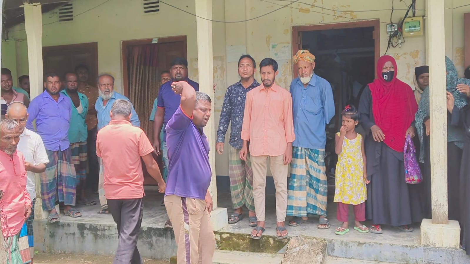 দীর্ঘদিনের বিদ্যুৎ সংকটে ক্ষুব্ধ গ্রাহকদের বিক্ষোভ, বাঘাইছড়ি বিদ্যুৎ অফিস ঘেরাও