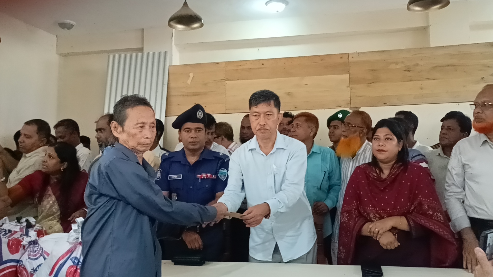 বন্যাকবলিত বাঘাইছড়ি পরিদর্শনে এমপি দীপেন দেওয়ান, আশ্রয়কেন্দ্রে ত্রাণ ও ঢেউটিন বিতরণ,