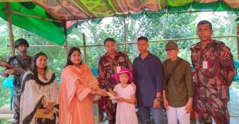সুমতি চাকমার পরিবারের পাশে ২৭ বিজিবি ও উপজেলা প্রশাসন, মেয়ের দায়িত্ব নেওয়ার ঘোষণা জোন অধিনায়কের