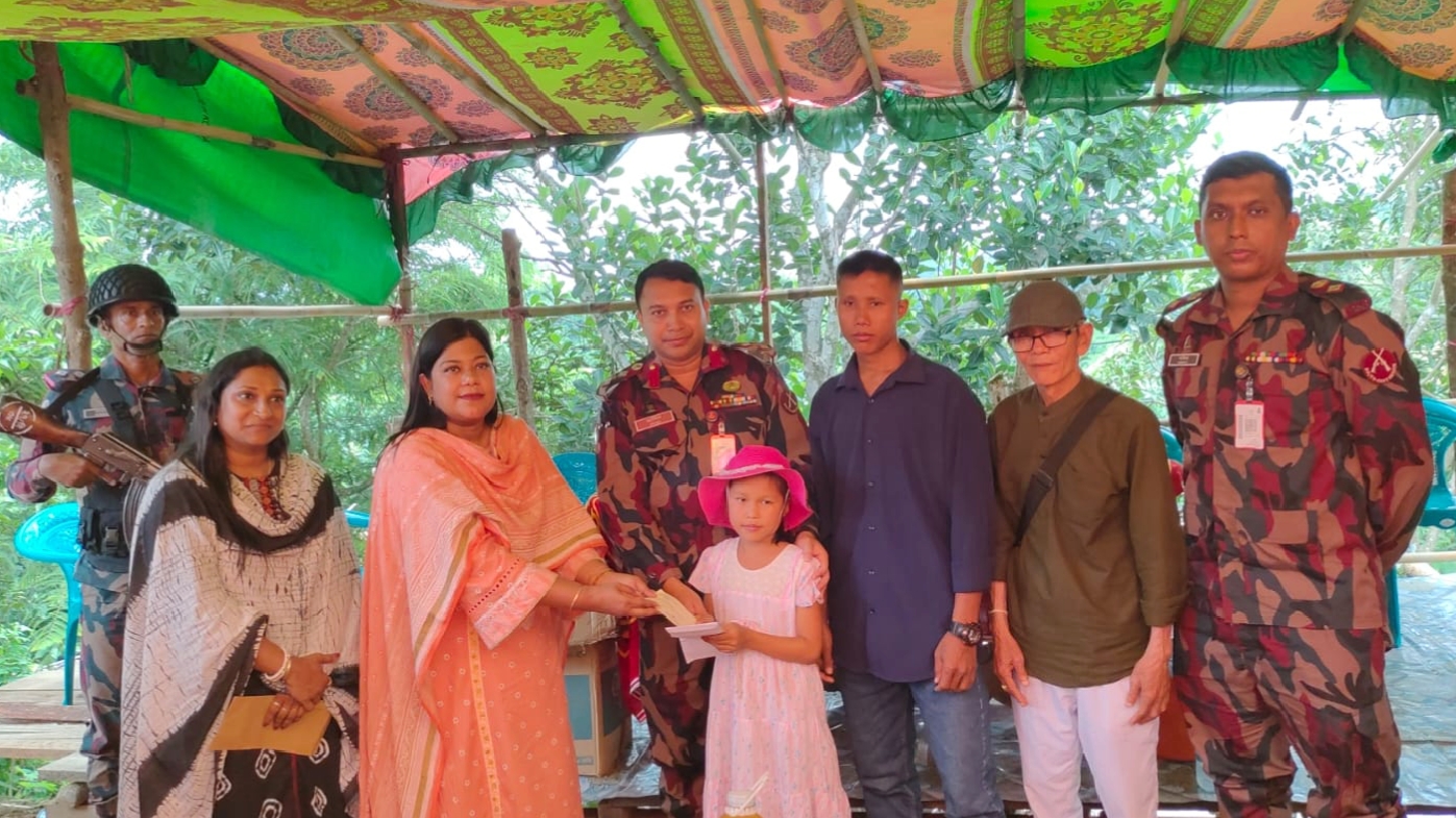 সুমতি চাকমার পরিবারের পাশে ২৭ বিজিবি ও উপজেলা প্রশাসন, মেয়ের দায়িত্ব নেওয়ার ঘোষণা জোন অধিনায়কের