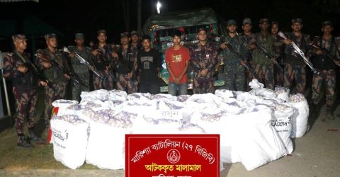 ভারতে পাচারকালে ২৭ বিজিবির অভিযানে রসুন ও চাঁদের গাড়ি জব্দ